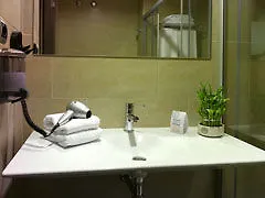 H2 Hotell 3*